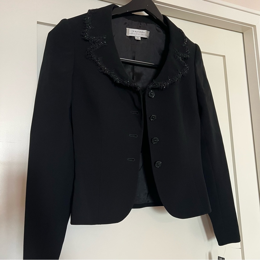 Tahari Arthur S. Levine 2 Piece Skirt and Jacket Suit. Size 6. New with tags